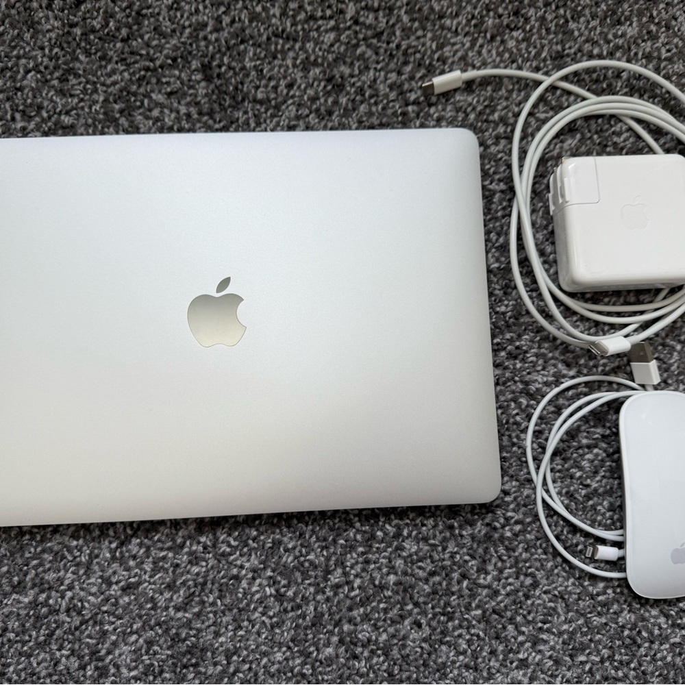 Apple MacBook in Classic Silver with Accessories